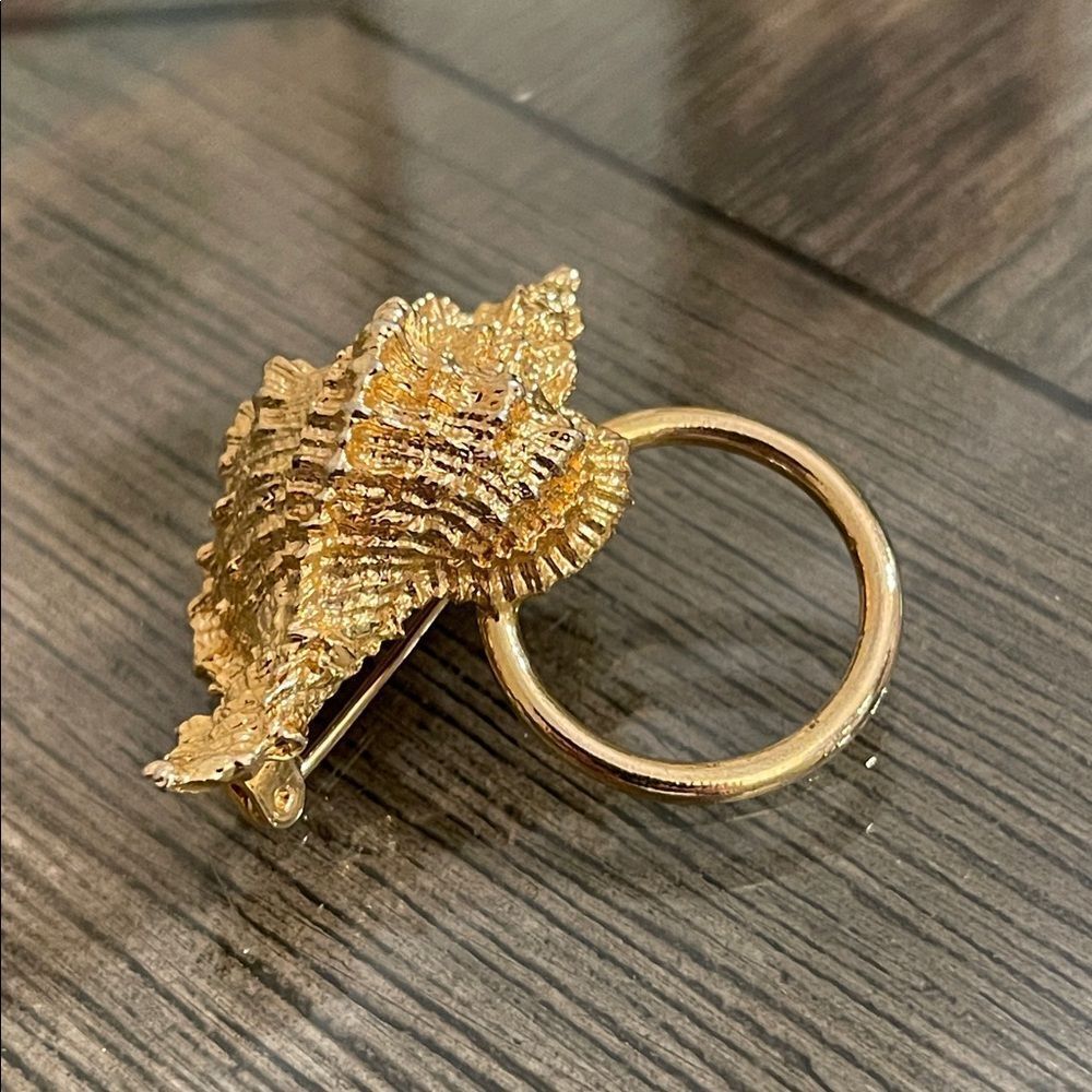 Vintage Seashell Eyeglass Holder Pin/Brooch - Scarf Ring - Gold-tone - Picture 3 of 16